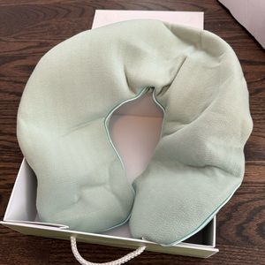 [NWOT] Origins Feel Good Hug Shoulder Wrap